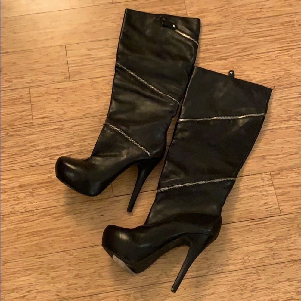 Not Too Coy Gemini black leather zip boot NWT